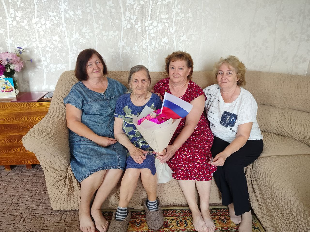 Сегодня свой 90-летний юбилей отмечает Евдокия Петровна Васина, жительница р.п. Татищево.