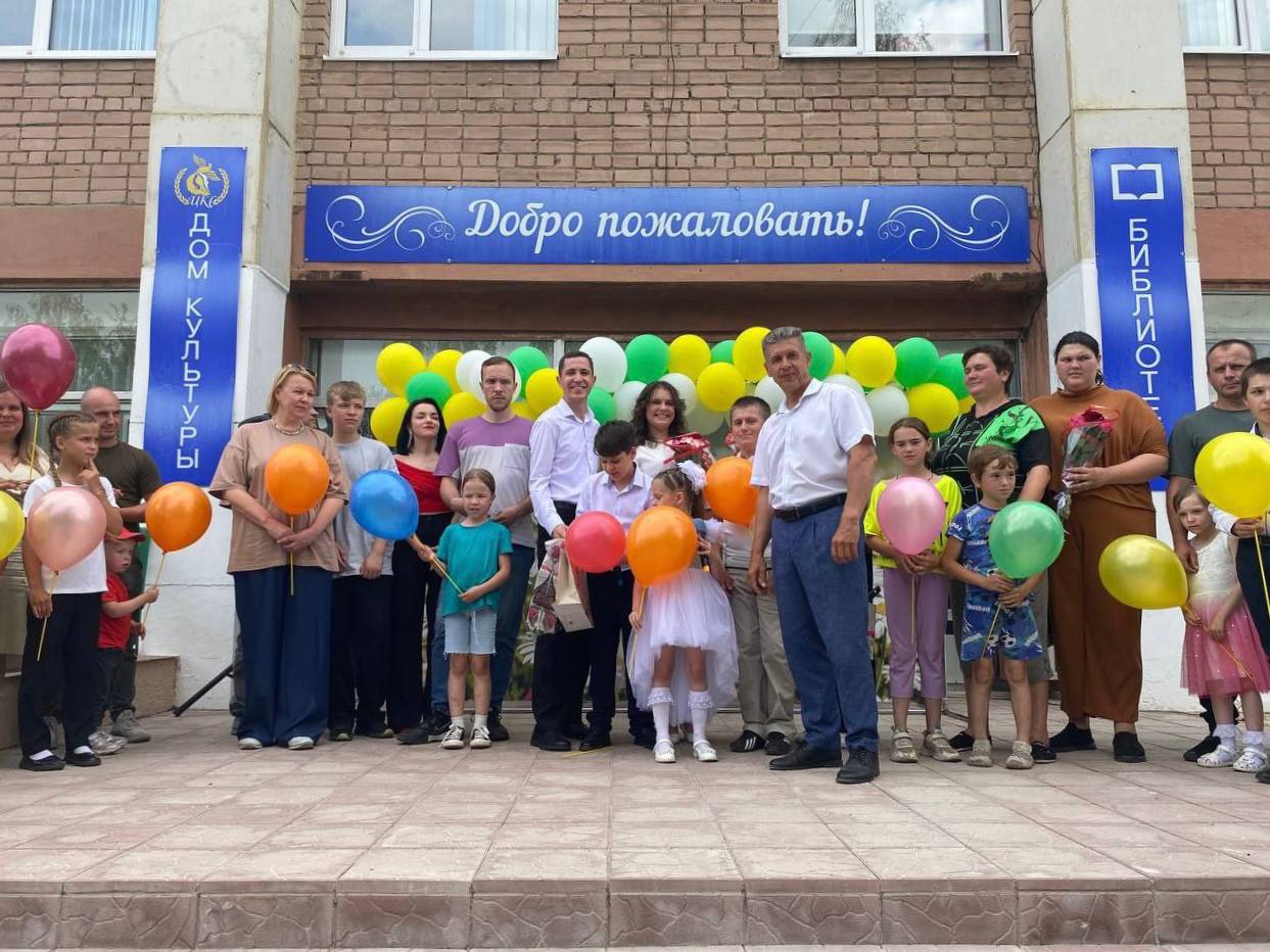 Сегодня на площадке Вязовского сельского дома культуры состоялось праздничное мероприятие «Всё начинается с семьи», посвящённое Дню семьи, любви и верности.