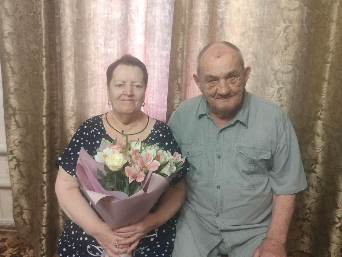 Супруги из рабочего поселка Татищево, Покотило Виталий Иванович и Валентина Сергеевна, отметили свою бриллиантовую свадьбу..