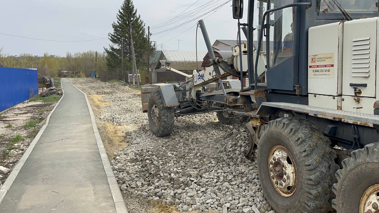 Сегодня в р.п. Татищево подрядная организация АО «Трасса» ведет дорожные работы на улице Крайняя.