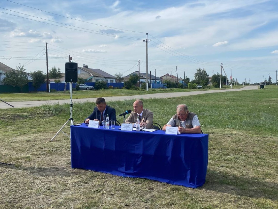 Сегодня глава Татищевского муниципального района А.В. Мордвинцев вечером встретился с жителями поселка Коминтерн.