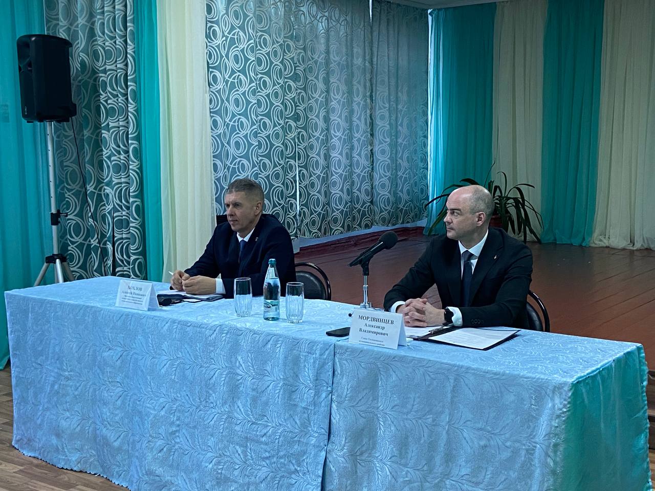 Сегодня вечером глава Татищевского муниципального района А.В. Мордвинцев встретился с жителями села Сокур.