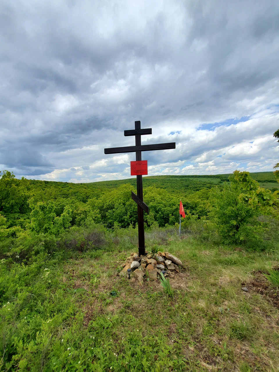 На горе Крутые Бедерки, которую местные жители также называют «Тимошкины штаны», находится захоронение, отмеченное крестом.