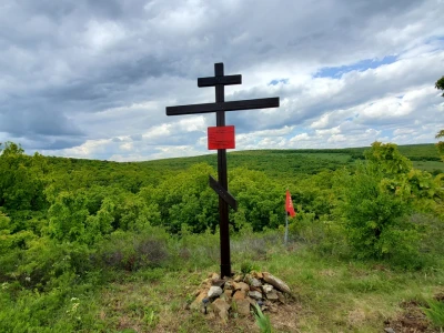 На горе Крутые Бедерки, которую местные жители также называют «Тимошкины штаны», находится захоронение, отмеченное крестом.