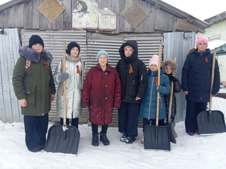 Тимуровский отряд "Дружба" школы с. Кувыка оказал помощь в уборке снега труженице тыла - Андриановой Зинаиде Васильевне. Тимуровский отряд "Дружба" школы с. Кувыка оказал помощь в уборке снега труженице тыла - Андриановой Зинаиде Васильевне.