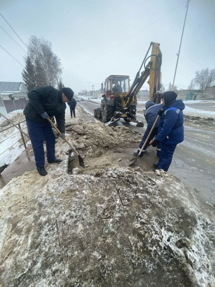 В рамках мероприятий по предупреждению последствий весеннего паводка в р.п. Татищево МАУ "Комфортны Город" проводит работы по очистке ливневых канализаций. В рамках мероприятий по предупреждению последствий весеннего паводка в р.п. Татищево МАУ "Комфортны Город" проводит работы по очистке ливневых канализаций.