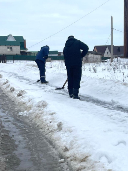 В райцентре продолжаются работы по очистке улиц от снега и наледи. В райцентре продолжаются работы по очистке улиц от снега и наледи.
