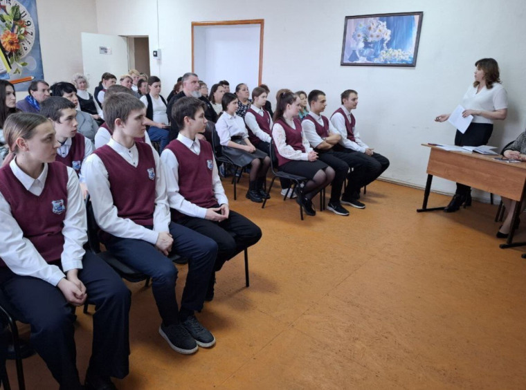 Продолжаются встречи с учащимися школ Татищевского района, которые проводятся для повышения информированности ребят о профессиях в медицине. Продолжаются встречи с учащимися школ Татищевского района, которые проводятся для повышения информированности ребят о профессиях в медицине.