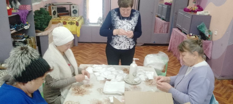 Сельская библиотека, Совет ветеранов, неравнодушные жители, а также школьники п. Садовый, продолжают оказывать посильную помощь нашим землякам, находящимся в зоне проведения СВО. . Сельская библиотека, Совет ветеранов, неравнодушные жители, а также школьники п. Садовый, продолжают оказывать посильную помощь нашим землякам, находящимся в зоне проведения СВО. .