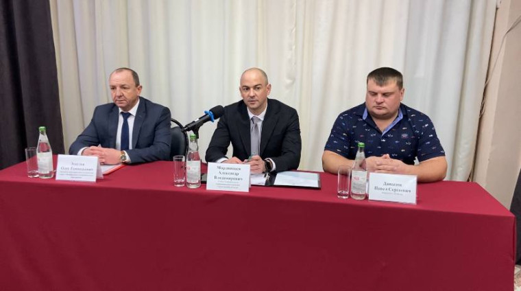 Сегодня вечером глава Татищевского муниципального района А. В. Мордвинцев встретился с жителями села Кувыка. Сегодня вечером глава Татищевского муниципального района А. В. Мордвинцев встретился с жителями села Кувыка.