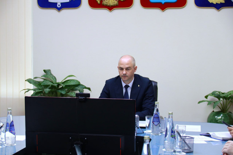 Губернатор Роман Бусаргин провел постоянно действующее совещание с участием зампредов и министров Правительства области, а также глав районов. Губернатор Роман Бусаргин провел постоянно действующее совещание с участием зампредов и министров Правительства области, а также глав районов.