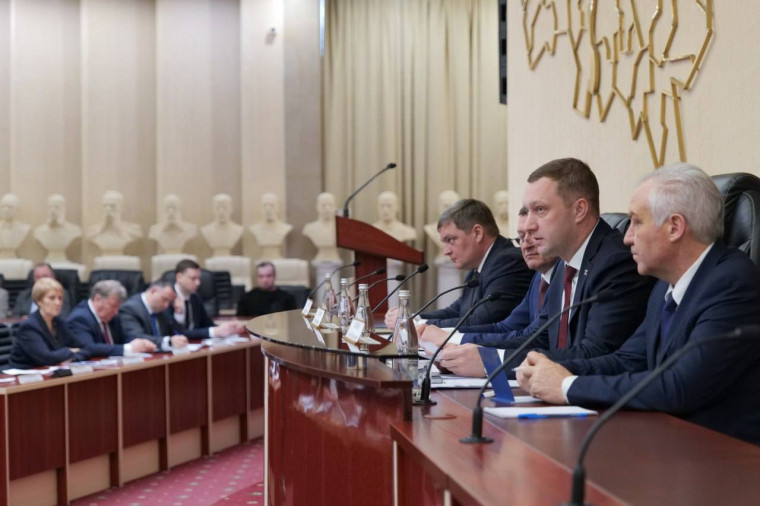 Сегодня в рамках расширенного совещания по системе здравоохранения губернатор области Роман Бусаргин серьезно и откровенно обсудил с главными врачами, руководителями районов, профильным министерством и всеми задействованными структурами проблемы и задачи,. Сегодня в рамках расширенного совещания по системе здравоохранения губернатор области Роман Бусаргин серьезно и откровенно обсудил с главными врачами, руководителями районов, профильным министерством и всеми задействованными структурами проблемы и задачи,.