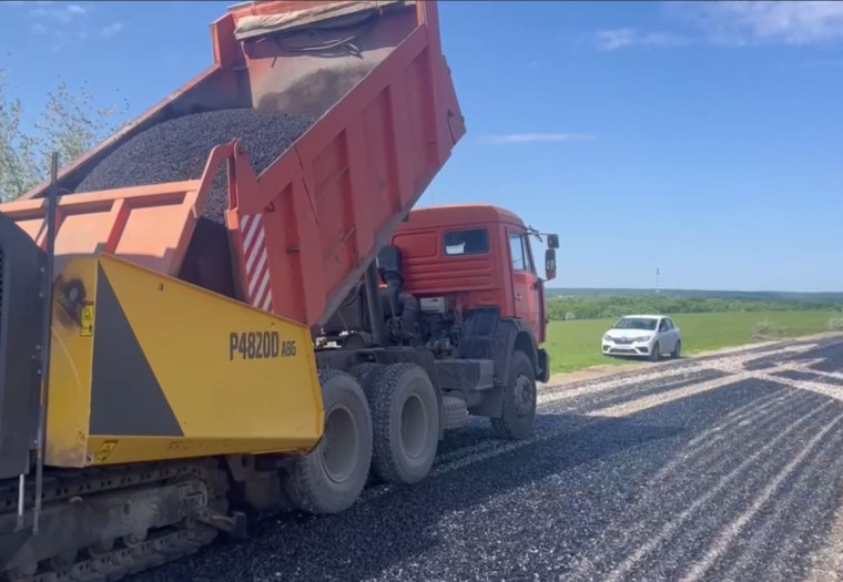 Подрядная организация АО «Трасса» продолжает дорожные работы на участке автомобильной дороги от села Вязовка до села Нееловки. Подрядная организация АО «Трасса» продолжает дорожные работы на участке автомобильной дороги от села Вязовка до села Нееловки.