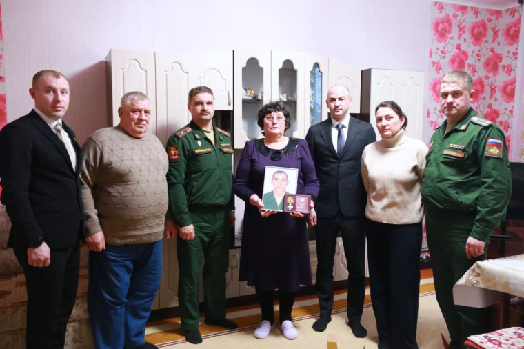 Сегодня глава Татищевского муниципального района А.В. Мордвинцев вручил матери военнослужащего, погибшего при исполнении воинского долга в ходе проведения специальной военной операции, заслуженную награду — Орден Святого Георгия IV степени . Сегодня глава Татищевского муниципального района А.В. Мордвинцев вручил матери военнослужащего, погибшего при исполнении воинского долга в ходе проведения специальной военной операции, заслуженную награду — Орден Святого Георгия IV степени .