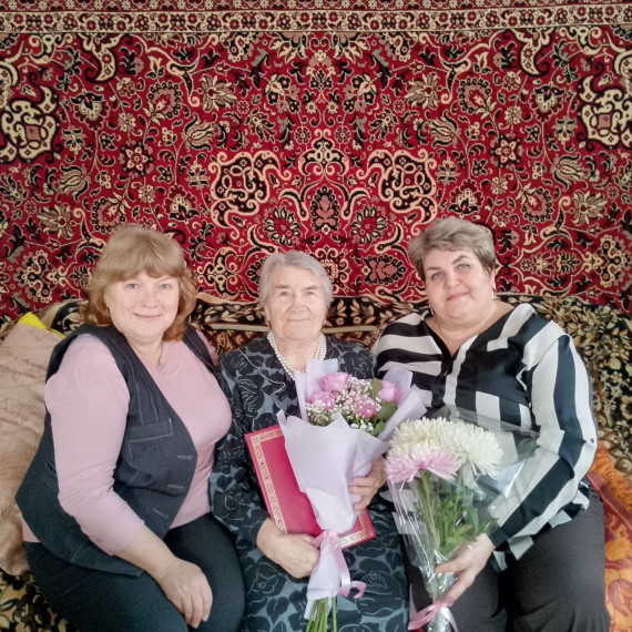 Сегодня жительница села Ягодная Поляна Александра Ивановна Садомова отпраздновала своё 90-летие. Сегодня жительница села Ягодная Поляна Александра Ивановна Садомова отпраздновала своё 90-летие.