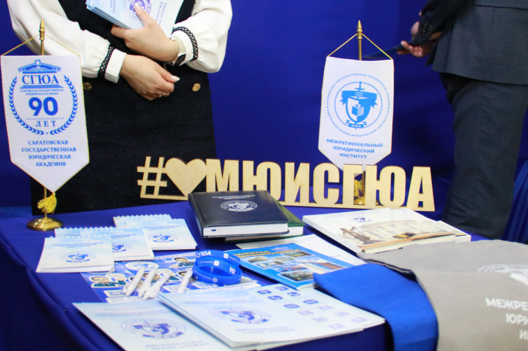 Сегодня в Центральном доме культуры глава Татищевского муниципального района А.В. Мордвинцев встретился с будущими выпускниками 9 и 11 классов. Сегодня в Центральном доме культуры глава Татищевского муниципального района А.В. Мордвинцев встретился с будущими выпускниками 9 и 11 классов.