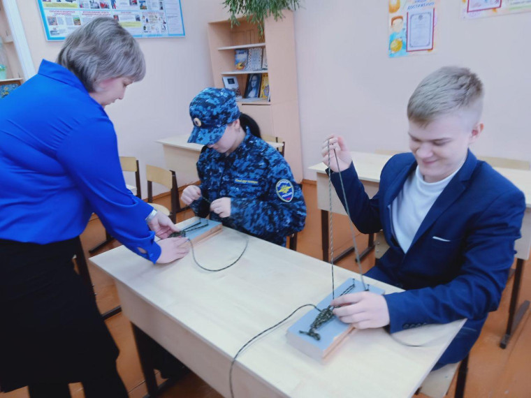 Ученики из отряда ЮДП "Стрела" школы с. Кувыка на уроке труда сплели «Браслеты выживания» для наших солдат, находящихся в зоне специальной военной операции. Ученики из отряда ЮДП "Стрела" школы с. Кувыка на уроке труда сплели «Браслеты выживания» для наших солдат, находящихся в зоне специальной военной операции.