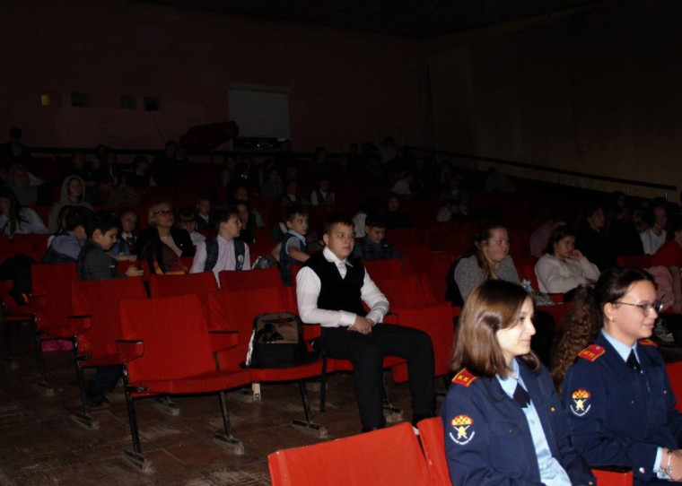 В Центральном доме культуры р.п. Татищево состоялся Всероссийский кинопоказ военно-исторических фильмов от молодёжного кинофестиваля «Перерыв на кино» о защитниках нашей Родины в годы Великой Отечественной войны и телемост с ветераном, одним из её непосре. В Центральном доме культуры р.п. Татищево состоялся Всероссийский кинопоказ военно-исторических фильмов от молодёжного кинофестиваля «Перерыв на кино» о защитниках нашей Родины в годы Великой Отечественной войны и телемост с ветераном, одним из её непосре.
