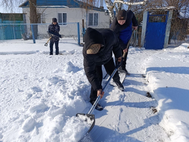 Тимуровский отряд "Доброе сердце" Карамышской школы оказал посильную помощь пожилым жителям села.. Тимуровский отряд "Доброе сердце" Карамышской школы оказал посильную помощь пожилым жителям села..