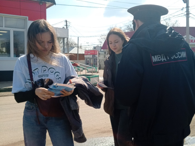 Полицейские ОМВД России по Татищевскому району вручили гражданам  памятки по профилактике мошенничества.